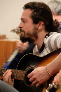 ragazzo che suona la chitarra